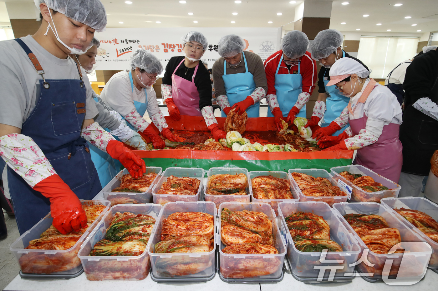 (부산=뉴스1) 윤일지 기자 = 21일 부산 영도구 국립한국해양대학교에서 열린 '온기담은 김장김치 나누기' 행사에서 류동근 한국해양대 총장, 직원, 학생봉사단 등 참석자들이 김장을 …