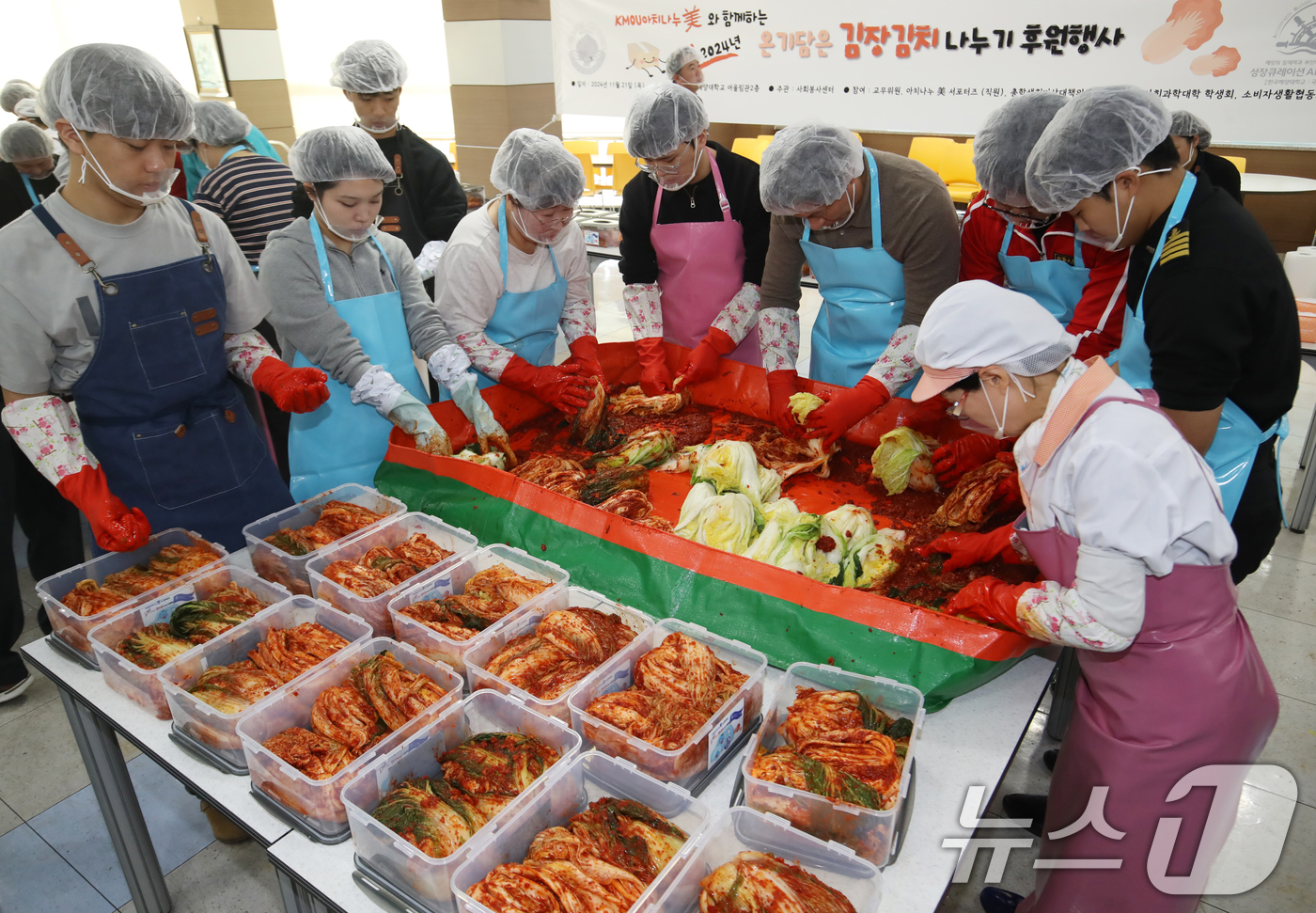 (부산=뉴스1) 윤일지 기자 = 21일 부산 영도구 국립한국해양대학교에서 열린 '온기담은 김장김치 나누기' 행사에서 류동근 한국해양대 총장, 직원, 학생봉사단 등 참석자들이 김장을 …