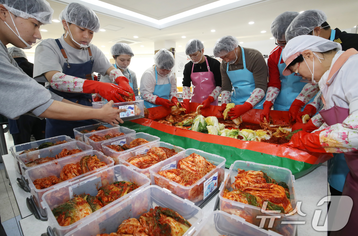 (부산=뉴스1) 윤일지 기자 = 21일 부산 영도구 국립한국해양대학교에서 열린 '온기담은 김장김치 나누기' 행사에서 류동근 한국해양대 총장, 직원, 학생봉사단 등 참석자들이 김장을 …