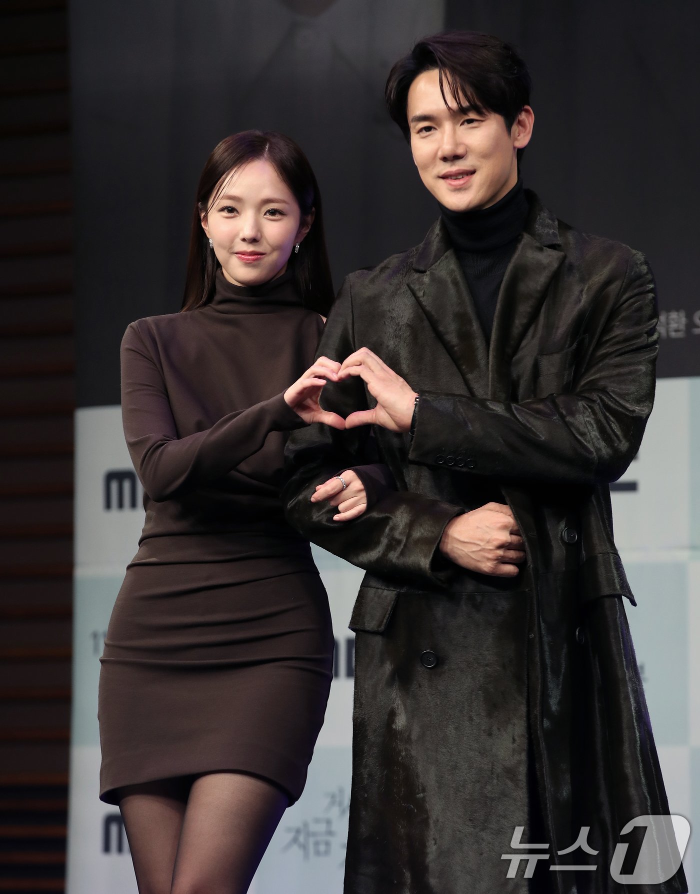 본문 이미지 - 배우 유연석과 채수빈이 21일 오후 서울 마포구 상암 MBC에서 열린 MBC 새 금토드라마 '지금 거신 전화는' 제작발표회에서 포즈를 취하고 있다. 드라마 ‘지금 거신 전화는'(연출 박상우·위득규/극본 김지운)은 협박 전화로 시작된, 정략결혼 3년 차 쇼윈도 부부의 시크릿 로맨스릴러로 오는 22일 오후 9시 50분 첫 방송된다. 2024.11.21/뉴스1 ⓒ News1 오대일 기자