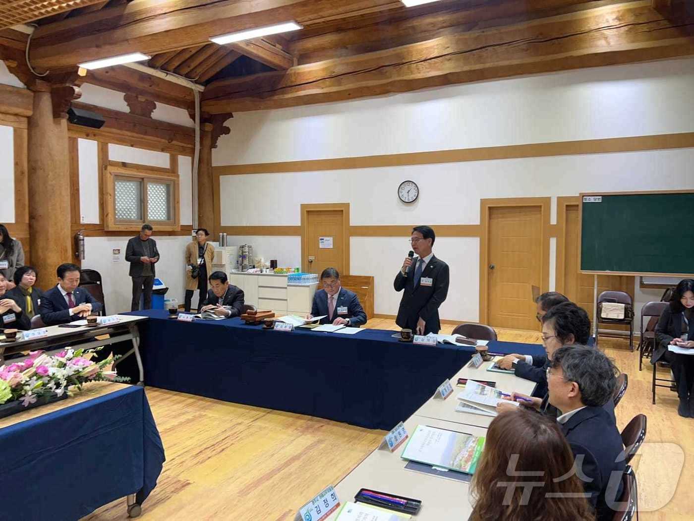 본문 이미지 - 세계유산도시협의회 차기 회장 도시로 선출된 심덕섭 고창군수가 인사말을 하고 있다.(고창군 제공)2024.11.21/뉴스1 