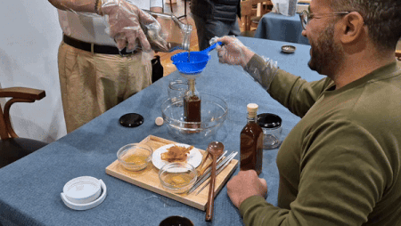 본문 이미지 - 기순도 명인의 고려전통식품에서 진행된 '장 가르기' 체험 모습. 2024.11.14/뉴스1 김동규 기자ⓒ news1