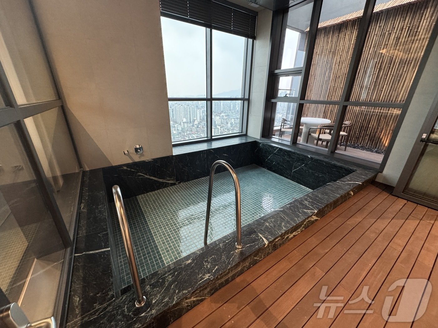 본문 이미지 -   302동에 위치한 '스카이 게스트하우스'. 2024.11.21/뉴스1 ⓒ News1 한지명 기자