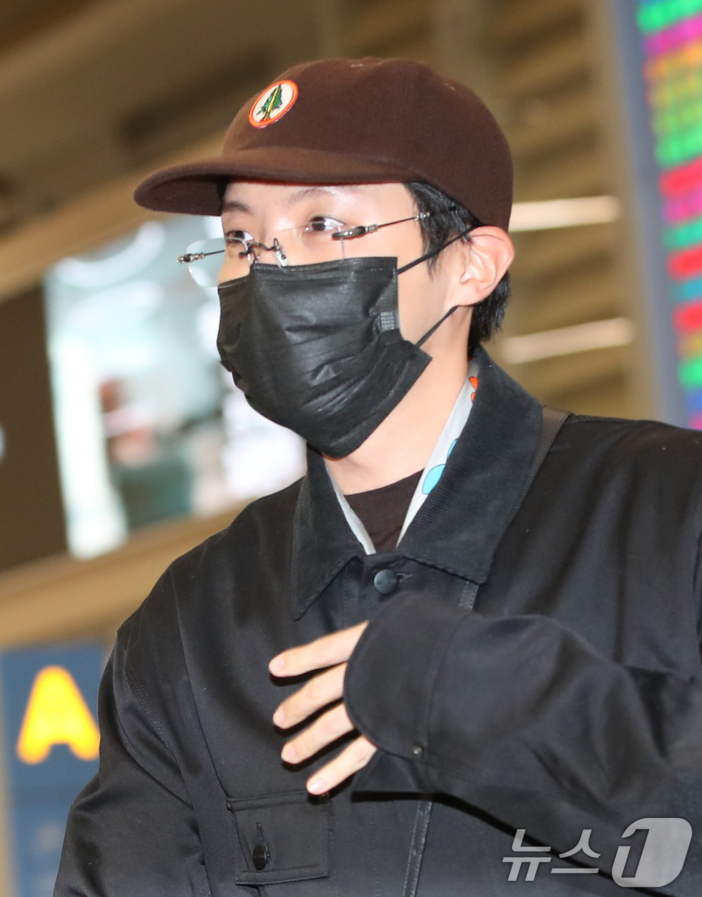 (인천공항=뉴스1) 권현진 기자 = 방탄소년단(BTS) 제이홉이 해외 일정을 마치고 21일 인천국제공항을 통해 입국하고 있다. 2024.11.21/뉴스1