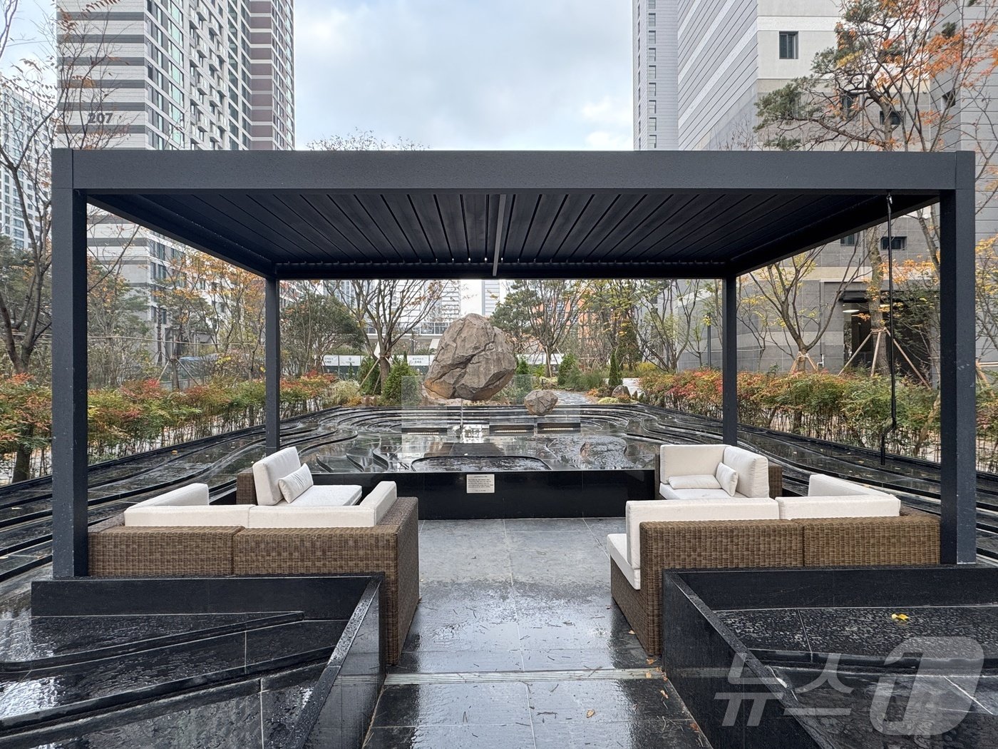 본문 이미지 -   서울 강동구 둔촌동 올림픽파크포레온 단지 조경 모습. 2024.11.21/뉴스1 ⓒ News1 한지명 기자