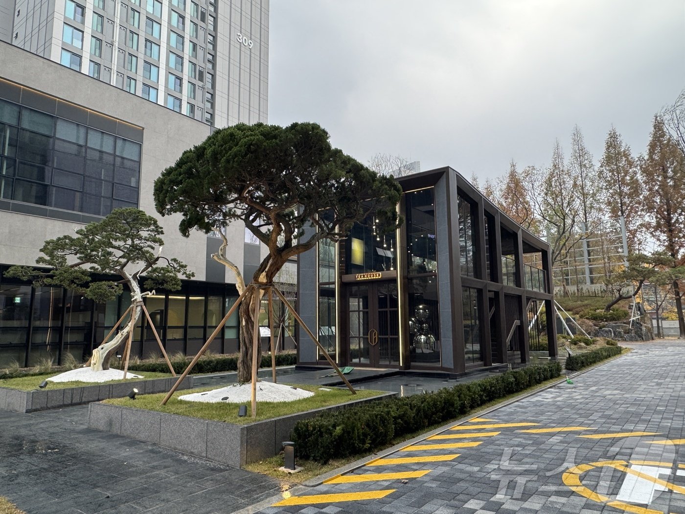 본문 이미지 -   서울 강동구 둔촌동 올림픽파크포레온 단지 내  티하우스'. 2024.11.21/뉴스1 ⓒ News1 한지명 기자