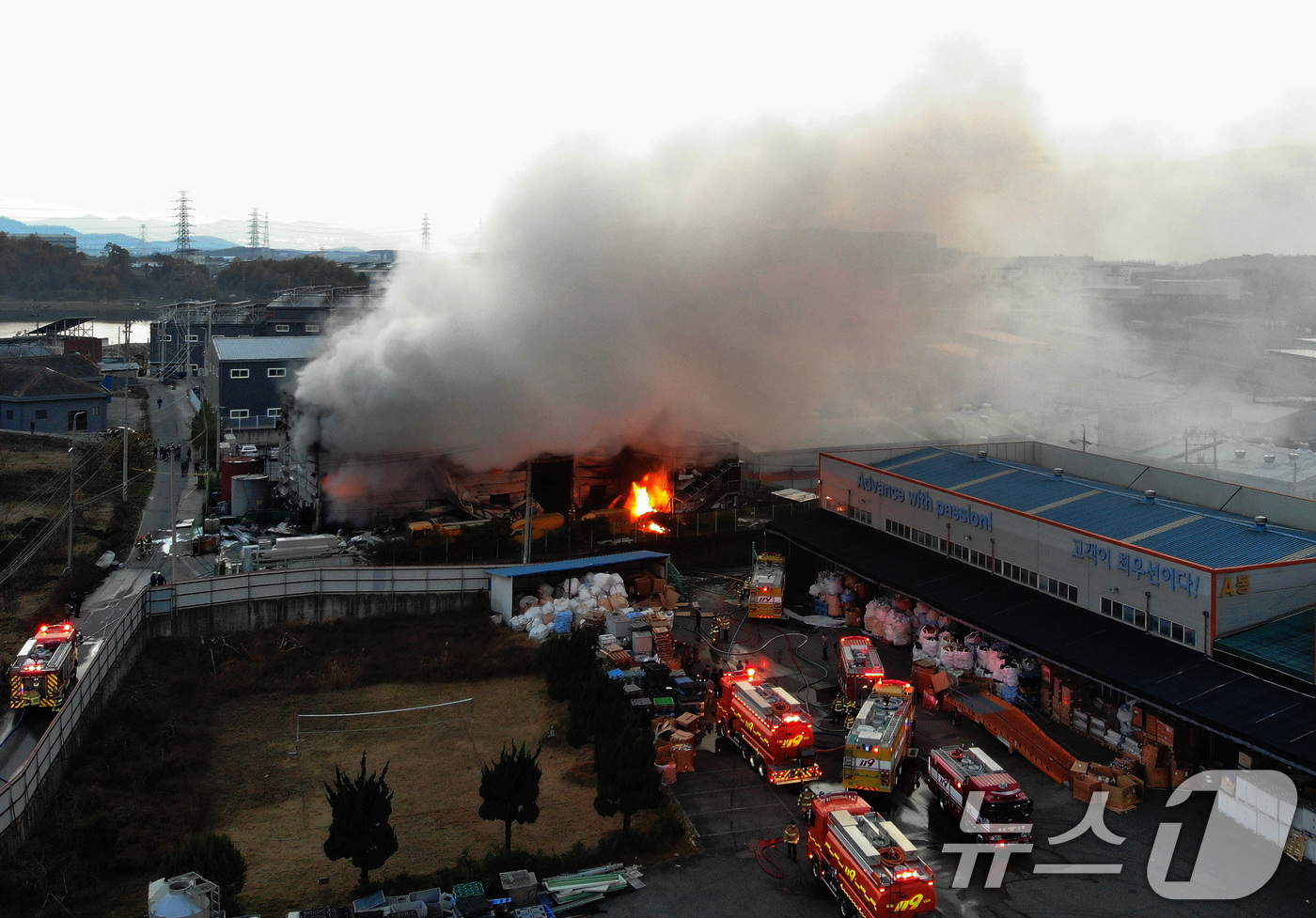 (경산=뉴스1) 공정식 기자 = 21일 오후 3시37분쯤 경북 경산시 진량읍 평사리에 있는 자원순환시설에서 원인을 알 수 없는 불이 나 현장에 출동한 소방 당국이 진화 작업을 벌이 …