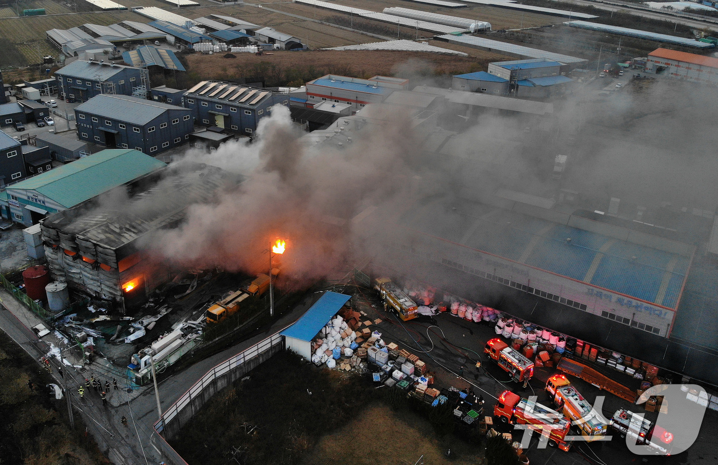 (경산=뉴스1) 공정식 기자 = 21일 오후 3시37분쯤 경북 경산시 진량읍 평사리에 있는 자원순환시설에서 원인을 알 수 없는 불이 나 현장에 출동한 소방 당국이 진화 작업을 벌이 …