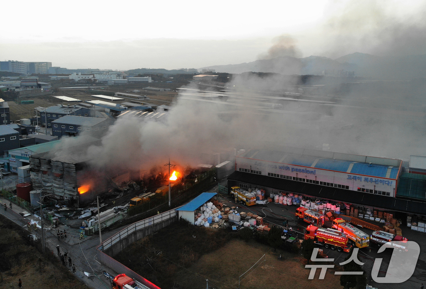 (경산=뉴스1) 공정식 기자 = 21일 오후 3시37분쯤 경북 경산시 진량읍 평사리에 있는 자원순환시설에서 원인을 알 수 없는 불이 나 현장에 출동한 소방 당국이 진화 작업을 벌이 …