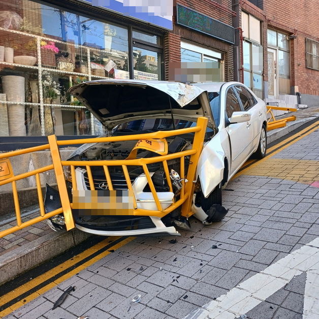 부산 동구 스쿨존서 승용차 방호울타리 충돌…"브레이크 작동 안돼"