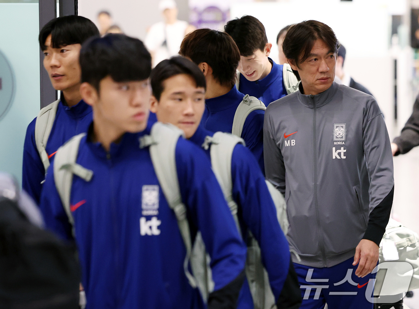 (인천공항=뉴스1) 이동해 기자 = 대한민국 축구 국가대표팀 홍명보 감독과 선수들이 21일 오후 인천국제공항을 통해 귀국하고 있다. 2024.11.21/뉴스1