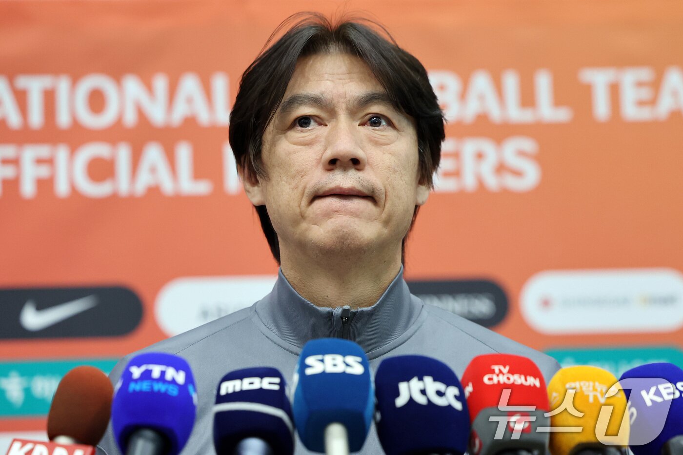Hong Myung-bo, coach of the Republic of Korea national soccer team, is being interviewed after returning to Korea through Incheon International Airport on the afternoon of the 21st. 2024.11.21/News1 ⓒ News1 Reporter Lee Dong-hae