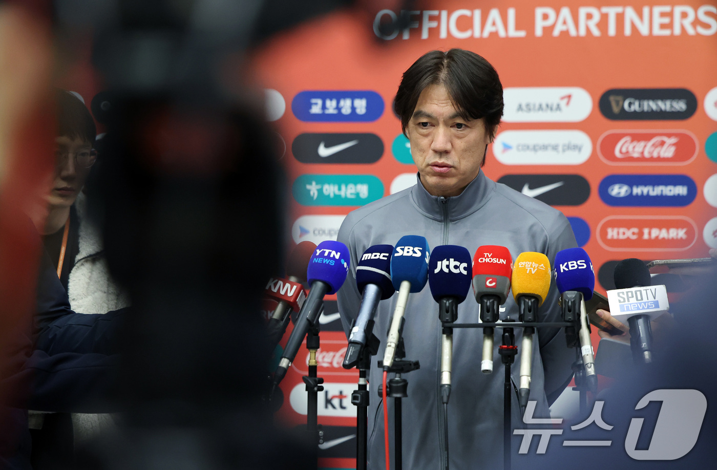 (인천공항=뉴스1) 이동해 기자 = 홍명보 대한민국 축구 국가대표팀 감독이 21일 오후 인천국제공항을 통해 귀국해 인터뷰를 하고 있다. 2024.11.21/뉴스1