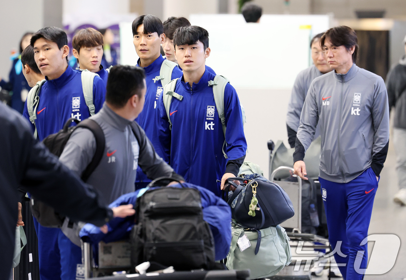 (인천공항=뉴스1) 이동해 기자 = 대한민국 축구 국가대표팀 홍명보 감독과 선수들이 21일 오후 인천국제공항을 통해 귀국하고 있다. 2024.11.21/뉴스1