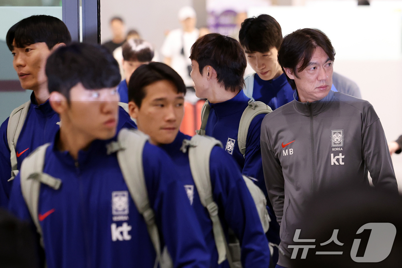 (인천공항=뉴스1) 이동해 기자 = 대한민국 축구 국가대표팀 홍명보 감독과 선수들이 21일 오후 인천국제공항을 통해 귀국하고 있다. 2024.11.21/뉴스1