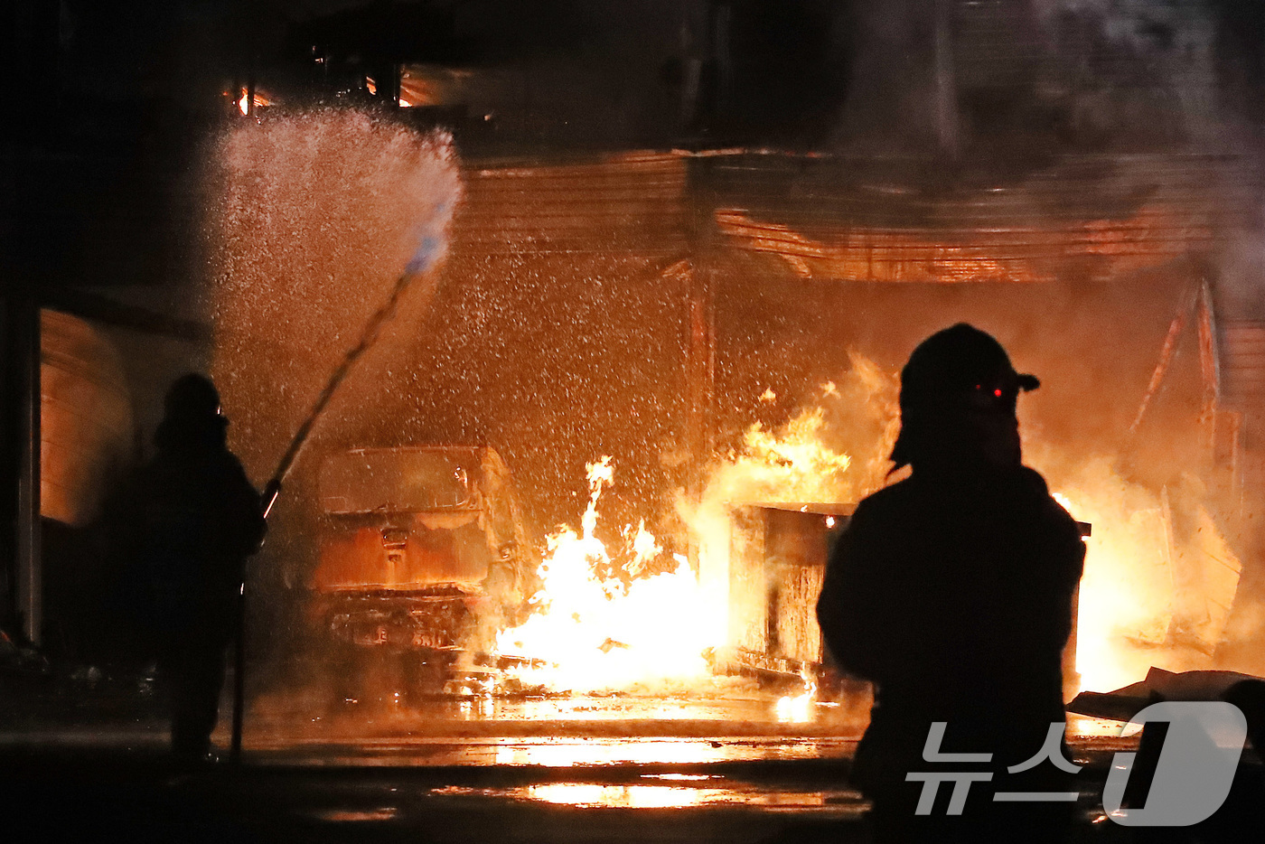 (경산=뉴스1) 공정식 기자 = 21일 오후 3시37분쯤 경북 경산시 진량읍 평사리에 있는 자원순환시설에서 원인을 알 수 없는 불이 나 화재 현장에 출동한 소방관들이 진화 작업을 …