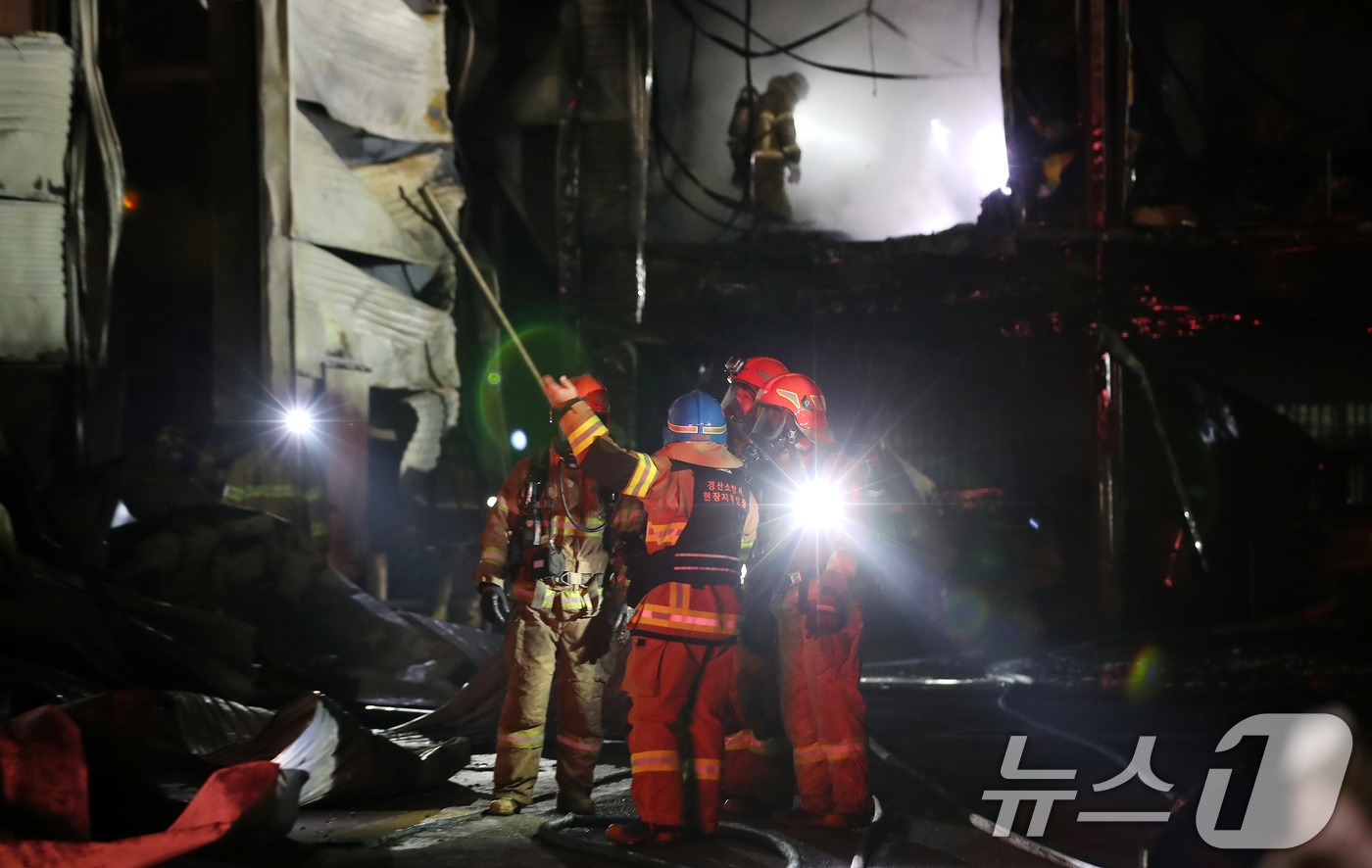 (경산=뉴스1) 공정식 기자 = 21일 오후 3시37분쯤 경북 경산시 진량읍 평사리에 있는 자원순환시설에서 원인을 알 수 없는 불이 나 화재 현장에 출동한 소방관들이 진화와 수색 …