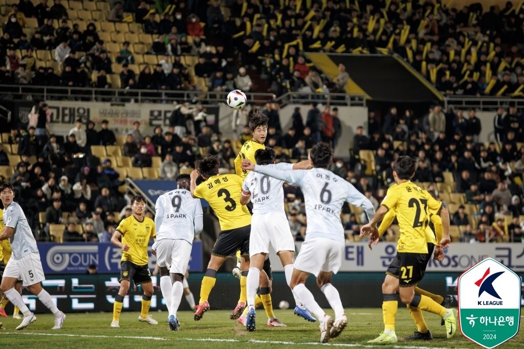 Jeonnam Dragons advanced to the playoffs by drawing 0-0 with Busan I'Park in the K League 2 semi-playoffs held at Gwangyang Soccer Stadium on the 21st. (Provided by Korea Professional Football League)