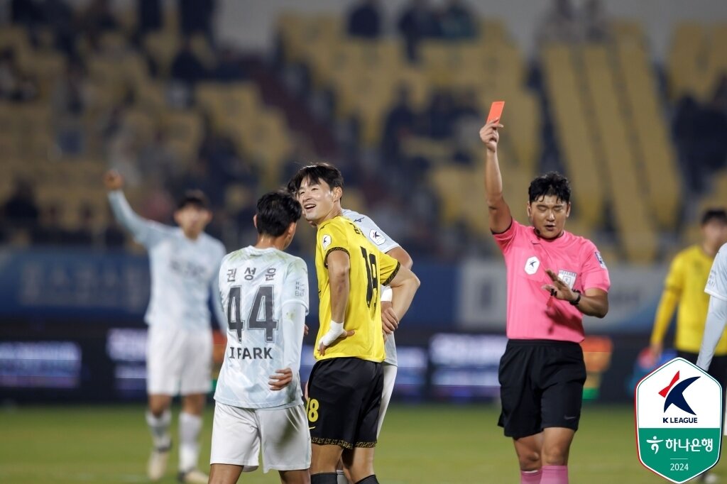 전남 드래곤즈 김종민이 21일 광양축구전용구장에서 열린 K리그2 준플레이오프 부산 아이파크전에서 후반 39분 레드카드를 받았다. &#40;한국프로축구연맹 제공&#41;