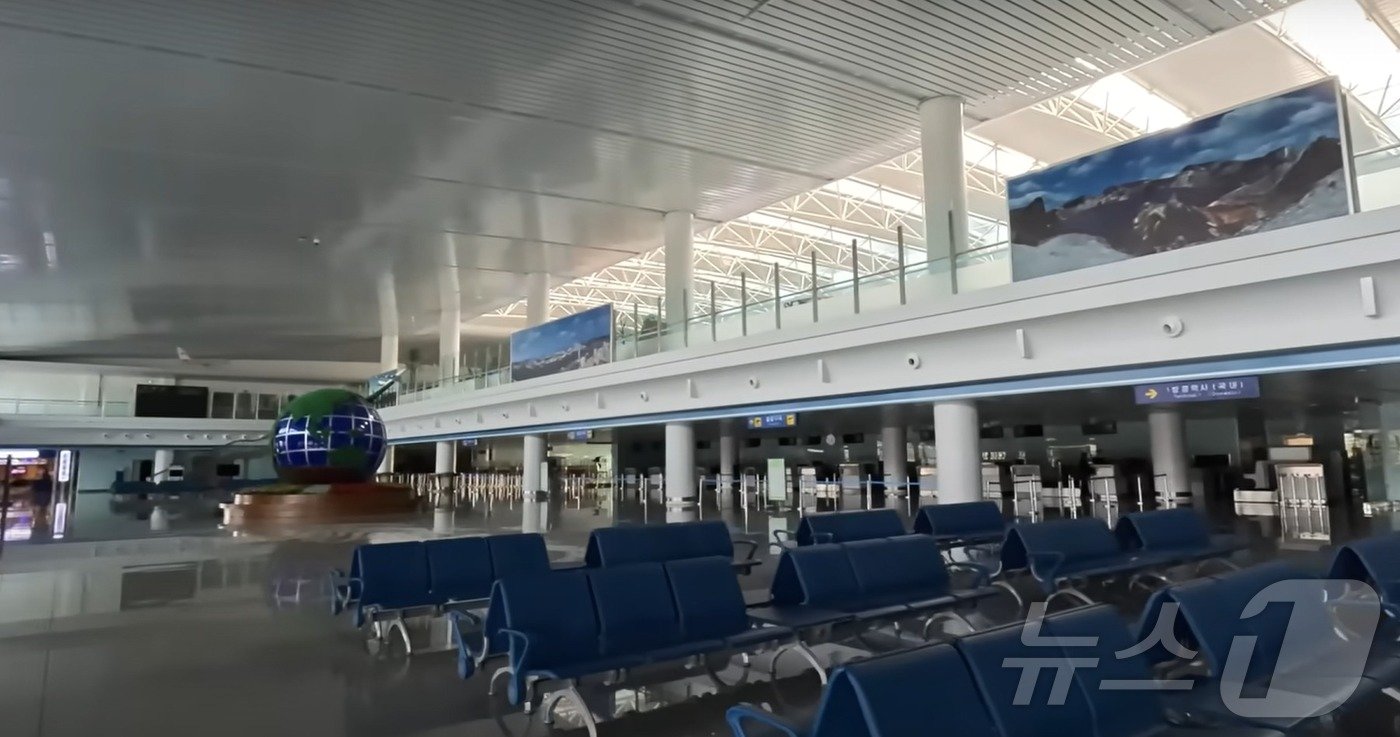 본문 이미지 - 텅 빈 평양순안국제공항 내부 모습 (출처 유튜브 채널 PoletMe Aviation Videos)
