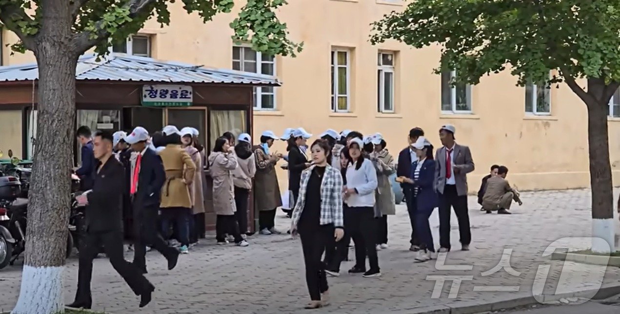 본문 이미지 - '청량음료'라고 적힌 간판이 걸린 노점상 앞에 사람들이 줄 서 있는 모습 (출처 유튜브 채널 PoletMe Aviation Videos)