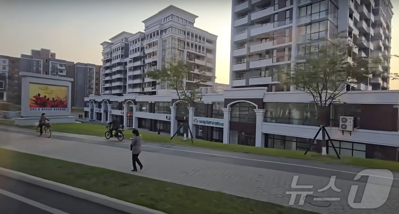 본문 이미지 - 평양 시내 고층 아파트가 들어선 모습 (출처 유튜브 채널 PoletMe Aviation Videos)