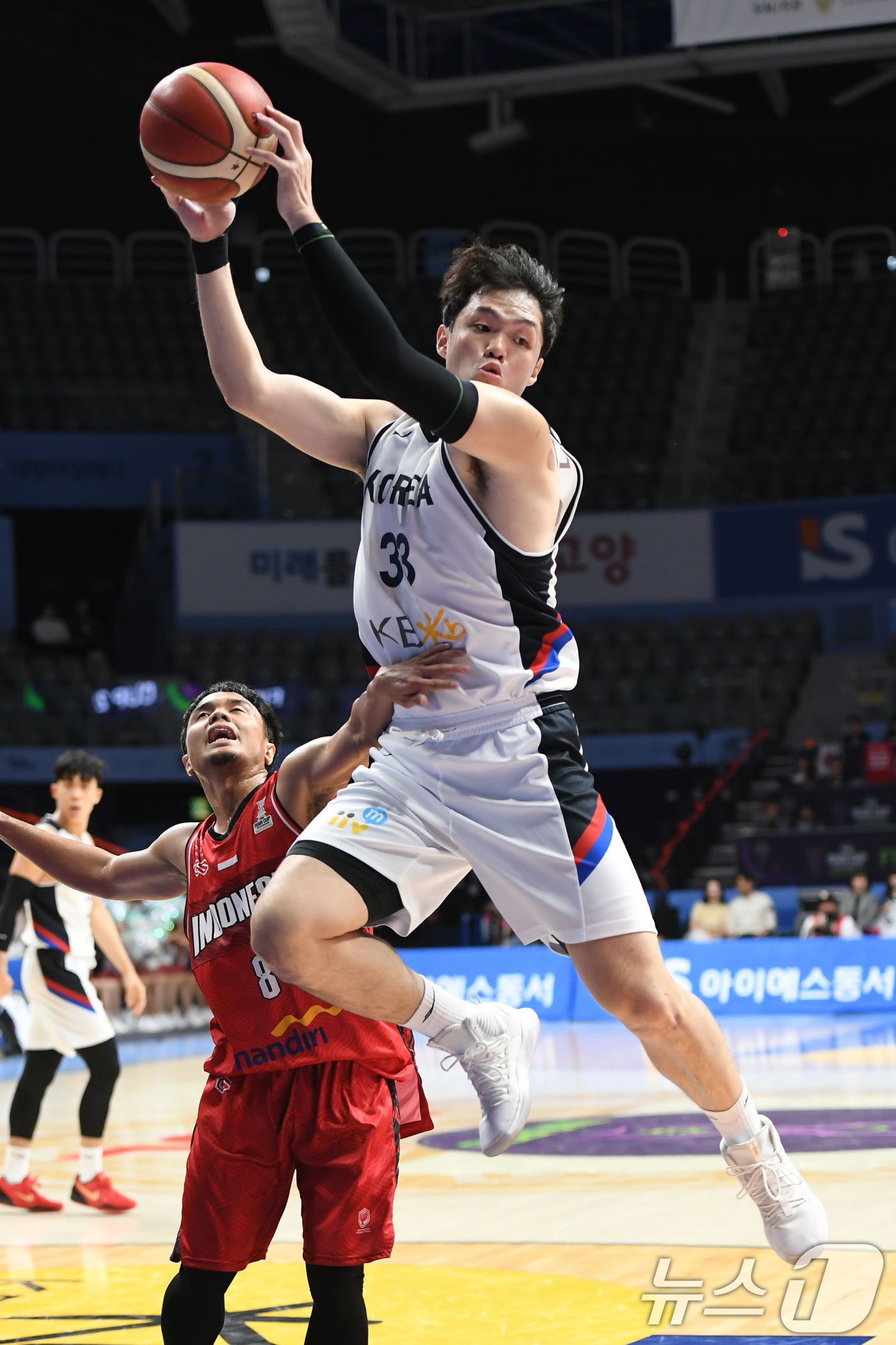 (서울=뉴스1) 김명섭 기자 = 21일 고양소노아레나에서 열린 2025 국제농구연맹(FIBA) 아시아컵 예선 3차전 한국과 인도네시아의 경기에서 한국 이승현이 리바운드를 하고 있다 …