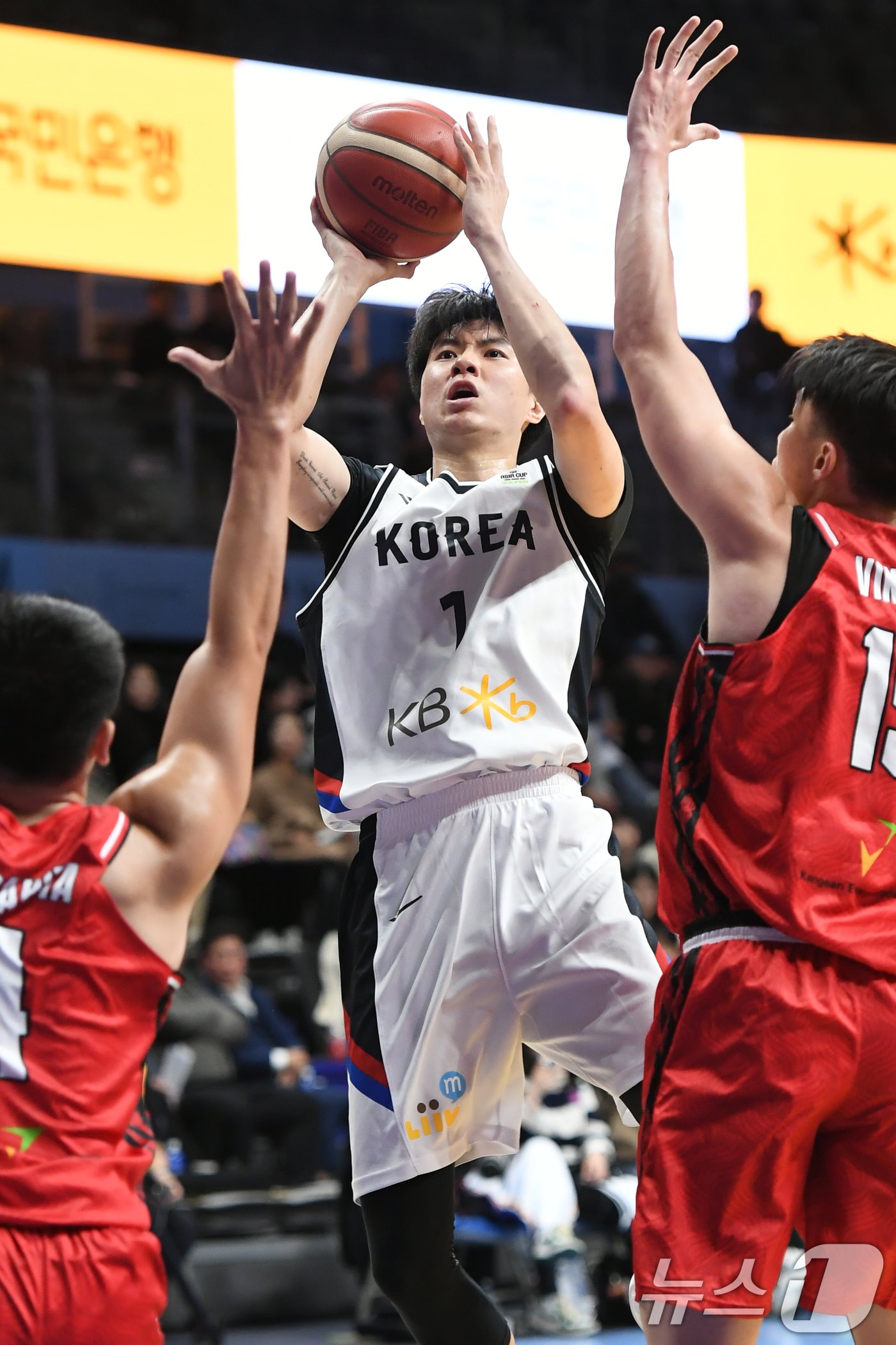 21일 고양소노아레나에서 열린 2025 국제농구연맹&#40;FIBA&#41; 아시아컵 예선 3차전 한국과 인도네시아의 경기에서 한국 이현중이 슛을 던지고 있다. 2024.11.21/뉴스1 ⓒ News1 김명섭 기자