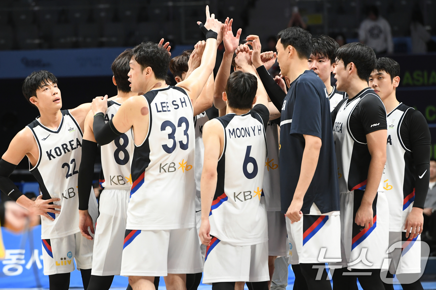 (서울=뉴스1) 김명섭 기자 = 21일 고양소노아레나에서 열린 2025 국제농구연맹(FIBA) 아시아컵 예선 3차전 한국과 인도네시아의 경기에서 한국 선수들이 하이파이브를 하고 있 …