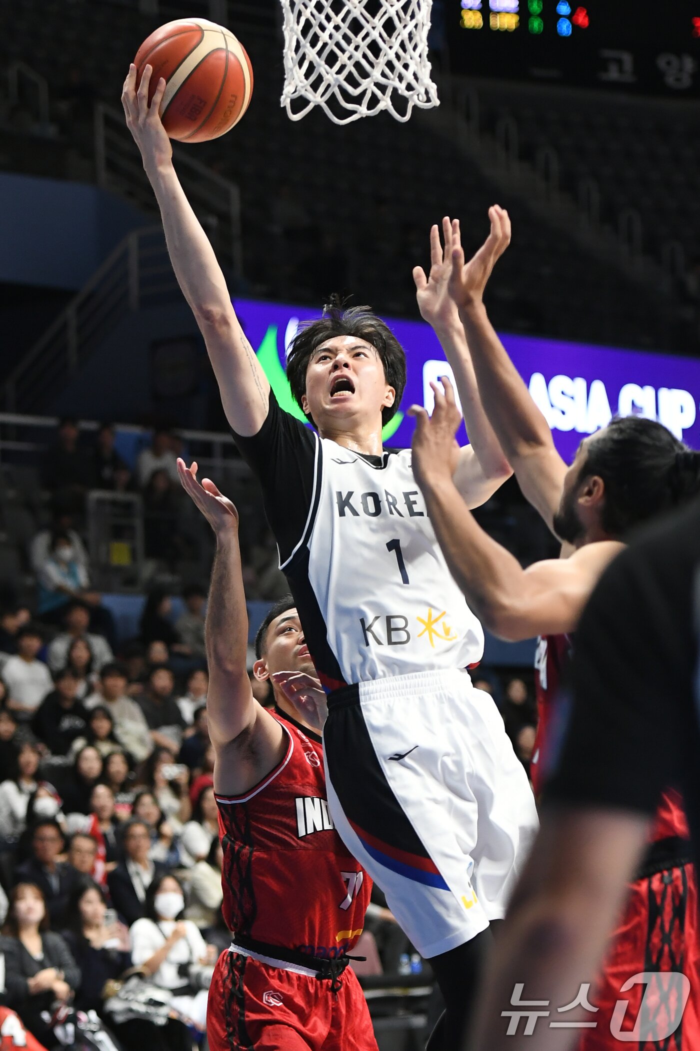South Korea's Lee Hyun-joong is attempting a shot under the goal during the 2025 International Basketball Federation (FIBA) Asia Cup preliminary round 3 match between Korea and Indonesia held at Goyang Sono Arena on the 21st. 2024.11.21/News1 ⓒ News1 Reporter Kim Myeong-seop