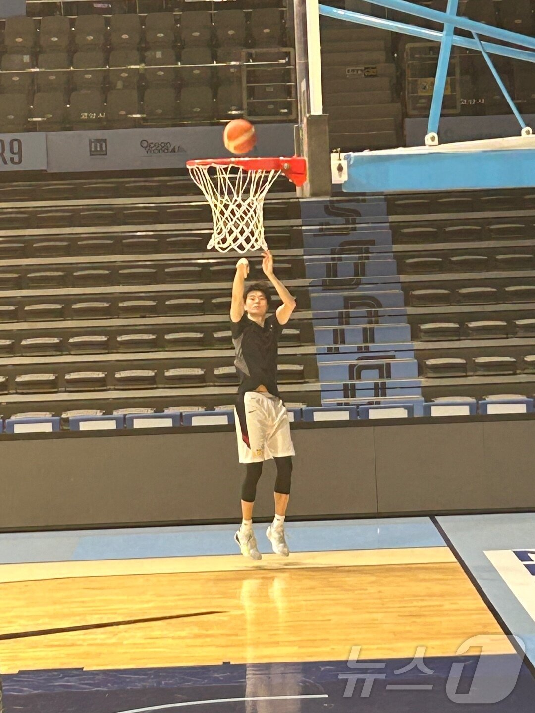 Lee Hyeon-joong of the national basketball team is left alone and doing additional training after the 2025 FIBA (International Basketball Federation) Asia Cup Preliminary Window 1 Group A qualifier against Indonesia held at Sono Arena in Goyang, Gyeonggi-do on the 21st. 2024.11.21/News1 ⓒ News1 Reporter Daehyun Moon