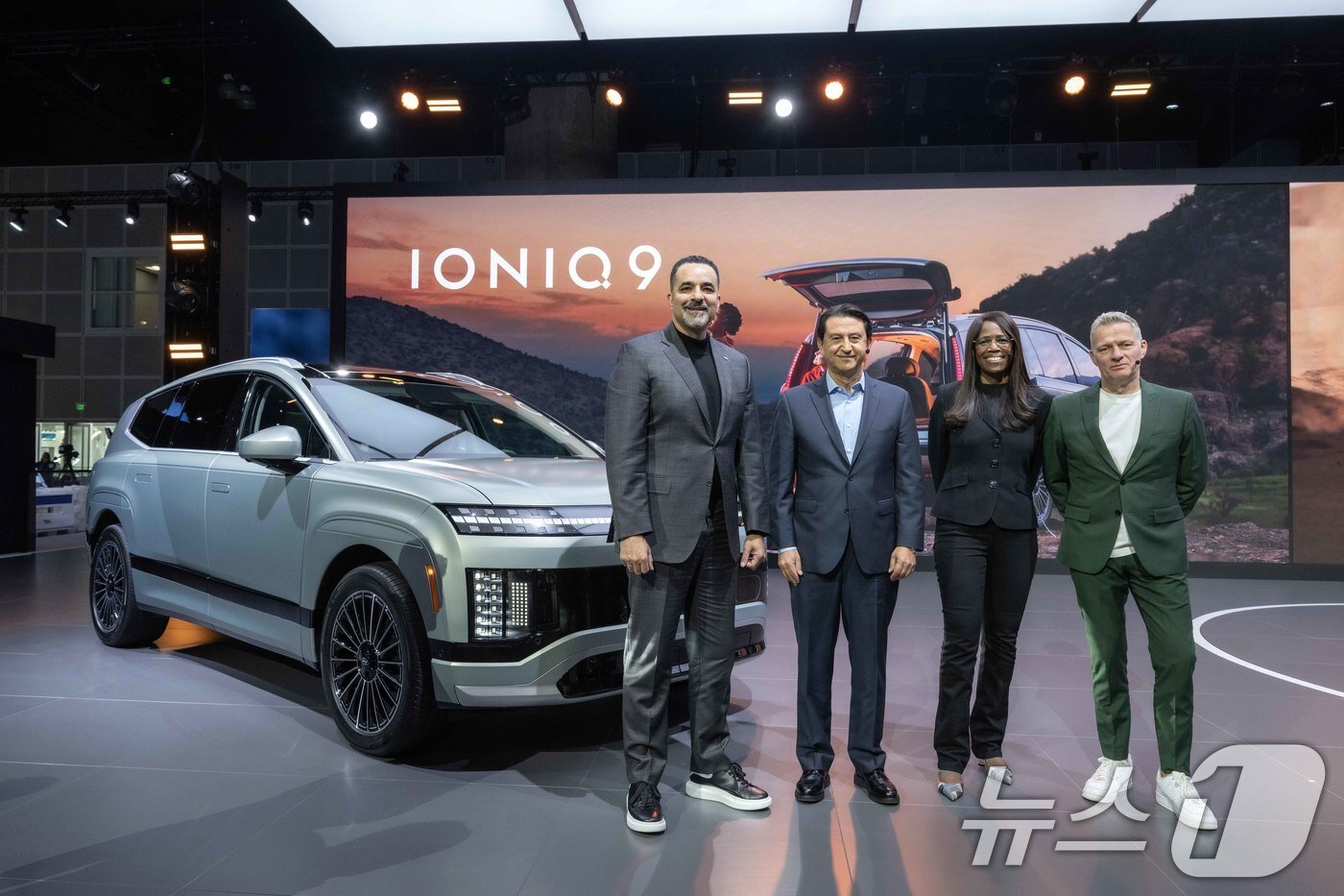 본문 이미지 - 현대자동차는 21일(현지시간) 미국 로스앤젤레스(LA) 컨벤션 센터에서 개막한 '2024 LA 오토쇼'에 참가했다고 22일 밝혔다. 현대차 미국판매법인 랜디 파커 CEO(왼쪽부터), 현대차 글로벌 최고운영책임자 호세 무뇨스사장, 현대차 북미권역 제품기획 및 모빌리티전략 담당 올라비시 보일 전무, 현대디자인센터장 사이먼 로스비 전무가 아이오닉9 앞에서 기념 촬영을 하고 있다. (현대자동차 제공) 2024.11.22/뉴스1