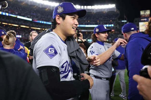 '첫 50-50' 오타니, 만장일치 NL MVP 수상…통산 3번째, DH로는 최초