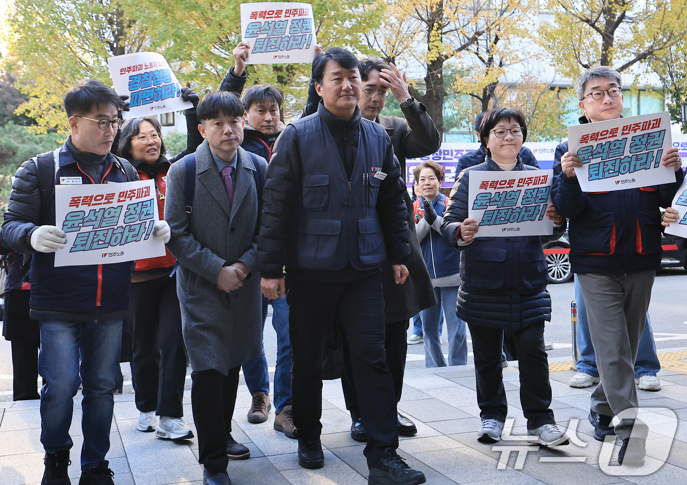 (서울=뉴스1) 박정호 기자 = 양경수 전국민주노동조합총연맹(민주노총) 위원장이 22일 오전 서울 마포구 서울경찰청 광역수사단 공공범죄수사대로 소환조사에 출석하고 있다.양 위원장은 …