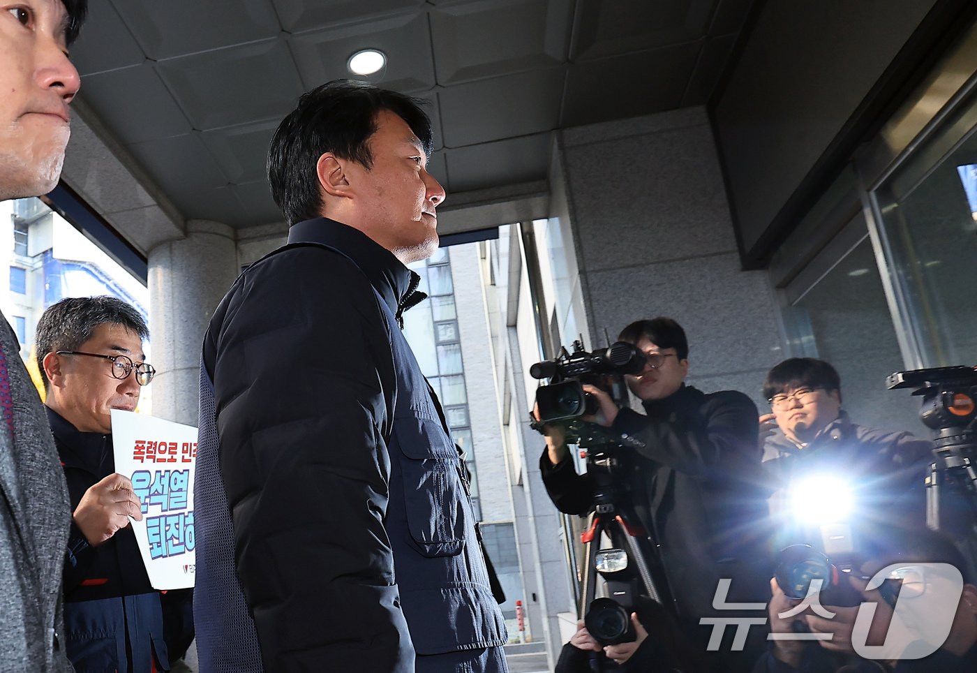 본문 이미지 - 양경수 전국민주노동조합총연맹(민주노총) 위원장이 22일 오전 서울 마포구 서울경찰청 광역수사단 공공범죄수사대로 소환조사에 출석하고 있다.  2024.11.22/뉴스1 ⓒ News1 박정호 기자