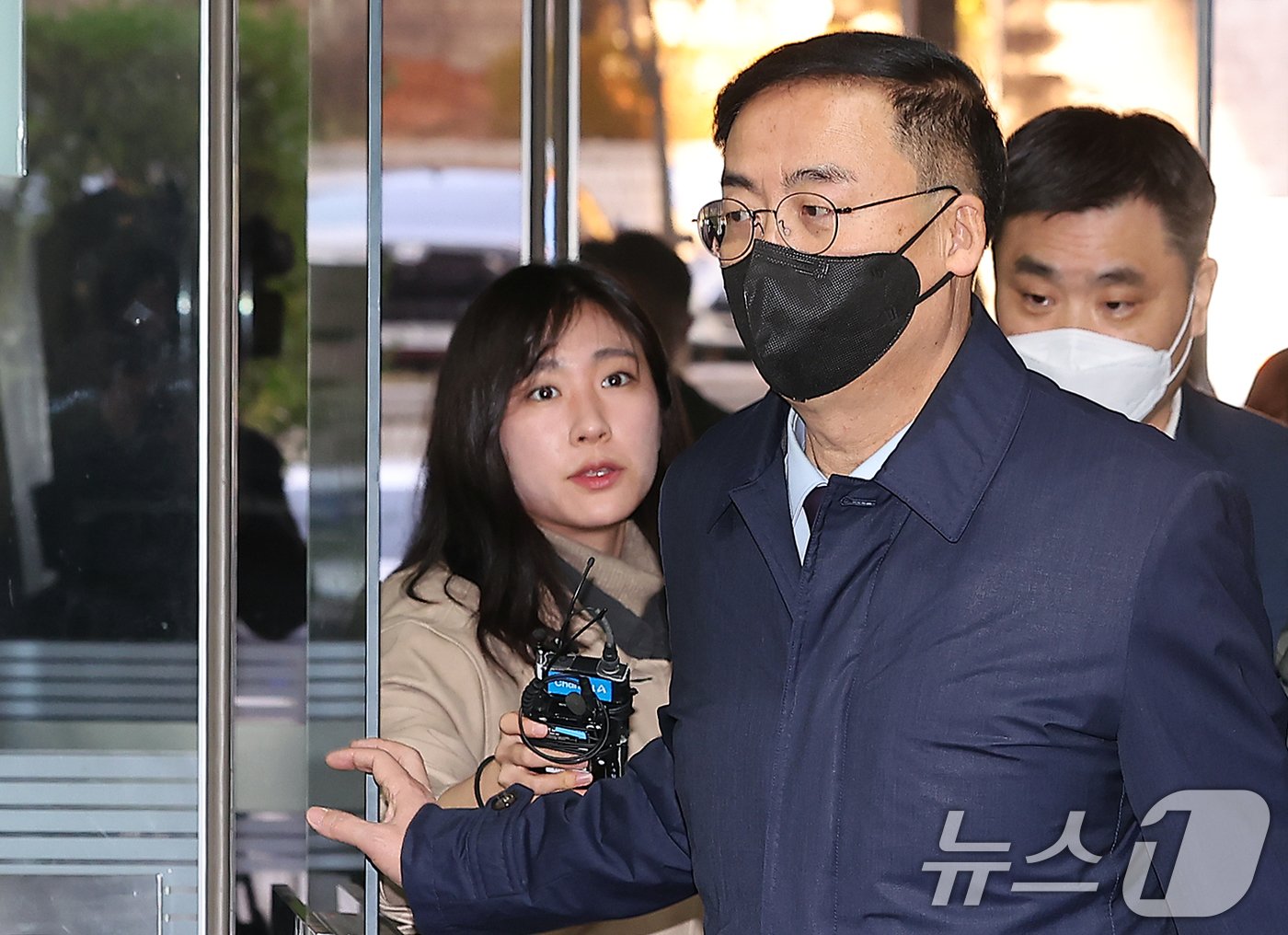 본문 이미지 - 아들을 ‘특혜 채용’한 혐의를 받는 김세환 전 중앙선거관리위원회 사무총장이 22일 오전 직권남용권리행사방해, 국가공무원법 위반 혐의로 서울 서초구 서울중앙지방법원에서 열린 구속 전 피의자 심문&#40;영장실질심사&#41;에 출석하고 있다. 2024.11.22/뉴스1 ⓒ News1 김진환 기자