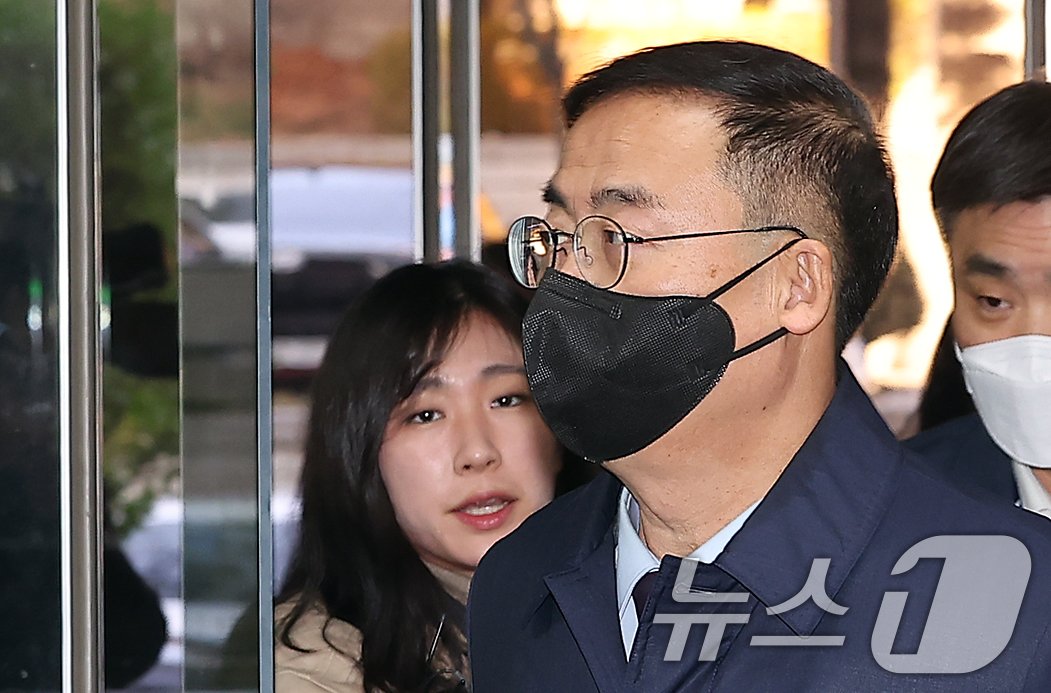 본문 이미지 - 아들을 ‘특혜 채용’한 혐의를 받는 김세환 전 중앙선거관리위원회 사무총장&#40;장관급&#41;이 22일 오전 직권남용권리행사방해, 국가공무원법 위반 혐의로 서울 서초구 서울중앙지방법원에서 열린 구속 전 피의자 심문&#40;영장실질심사&#41;에 출석하고 있다. 2024.11.22/뉴스1 ⓒ News1 김진환 기자