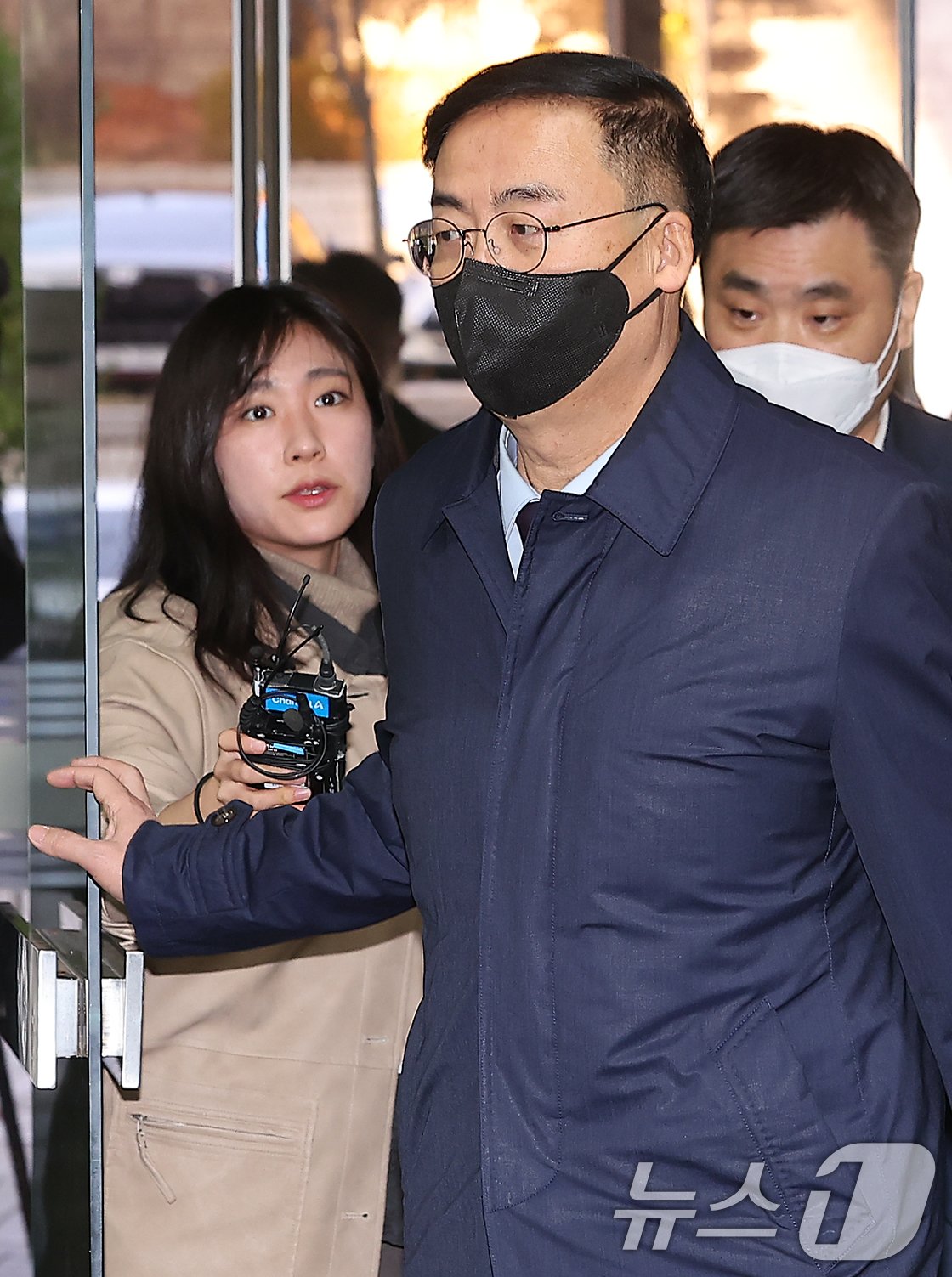 본문 이미지 - 아들을 ‘특혜 채용’한 혐의를 받는 김세환 전 중앙선거관리위원회 사무총장이 22일 오전 직권남용권리행사방해, 국가공무원법 위반 혐의로 서울 서초구 서울중앙지방법원에서 열린 구속 전 피의자 심문&#40;영장실질심사&#41;에 출석하고 있다. 2024.11.22/뉴스1 ⓒ News1 김진환 기자