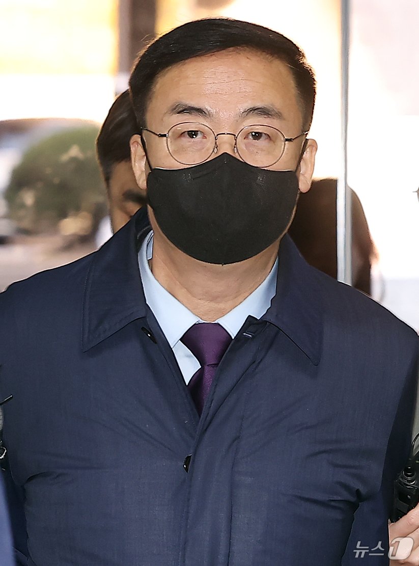 본문 이미지 - 아들을 ‘특혜 채용’한 혐의를 받는 김세환 전 중앙선거관리위원회 사무총장이 22일 오전 직권남용권리행사방해, 국가공무원법 위반 혐의로 서울 서초구 서울중앙지방법원에서 열린 구속 전 피의자 심문&#40;영장실질심사&#41;에 출석하고 있다. 2024.11.22/뉴스1 ⓒ News1 김진환 기자