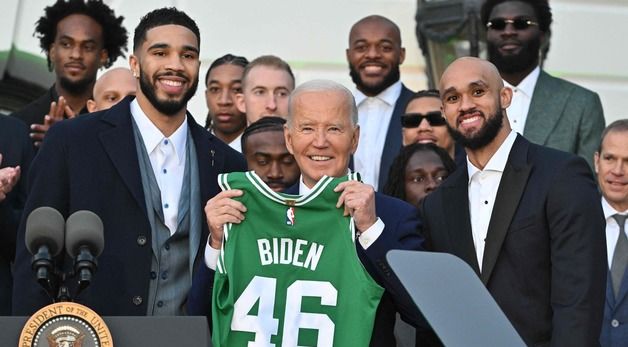 [포토] NBA 우승팀 보스턴 셀틱스 셔츠 선물 받은 바이든