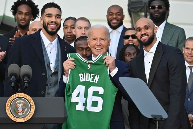 '선거는 졌지만' 바이든, NBA 우승팀 셀틱스 유니폼 받고 미소