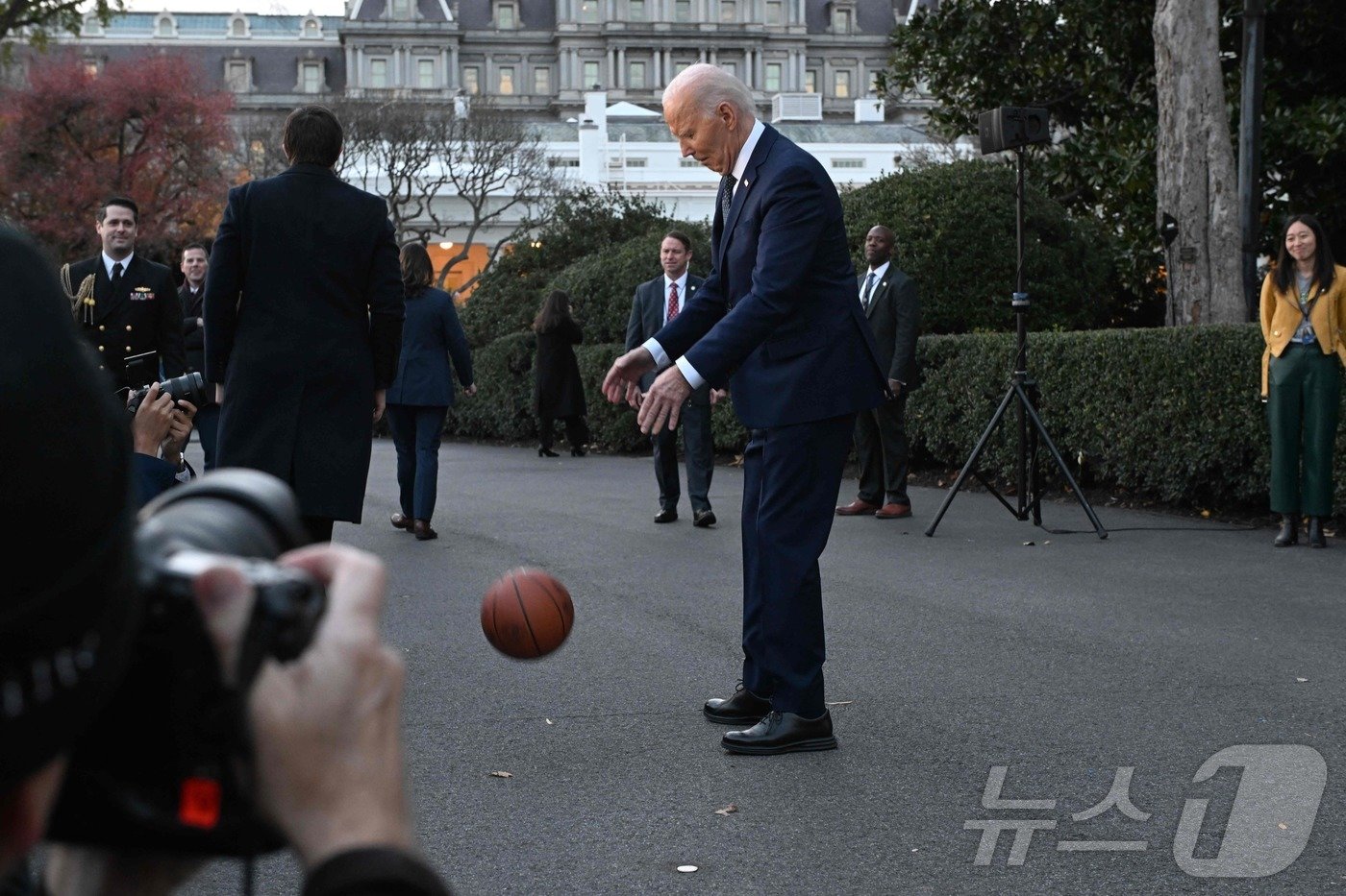 조 바이든 미국 대통령이 21일&#40;현지시간&#41; 워싱턴 백악관에서 2024 NBA 우승팀 보스턴 셀틱스 초청해 선물 받은 농구 공을 튀기고 있다. 2024.11.22 ⓒ AFP=뉴스1 ⓒ News1 우동명 기자