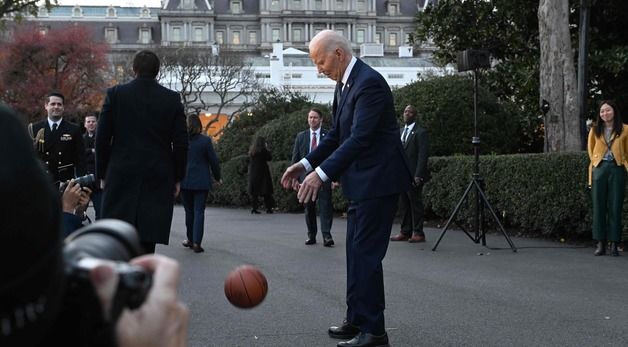 [포토] NBA 우승 보스턴 선물 농구 공 튀기는 바이든