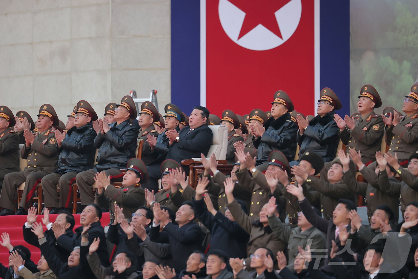 본문 이미지 - (평양 노동신문=뉴스1) = 북한 노동당 기관지 노동신문은 22일 김정은 당 총비서가 지난 21일 열린 무장장비(무기) 전시회 '국방 발전 2024' 개막식에서 앞으로 마주하게 될 안보 위협들에도 "주동적으로 대처해나갈 수 있는 능력과 안전 담보를 확고히 가지고 있음을 확신한다"며 국방력을 과시했다고 보도했다. [국내에서만 사용가능. 재배포 금지. DB 금지. For Use Only in the Republic of Korea. Redistribution Prohibited] rodongphoto@news1.kr