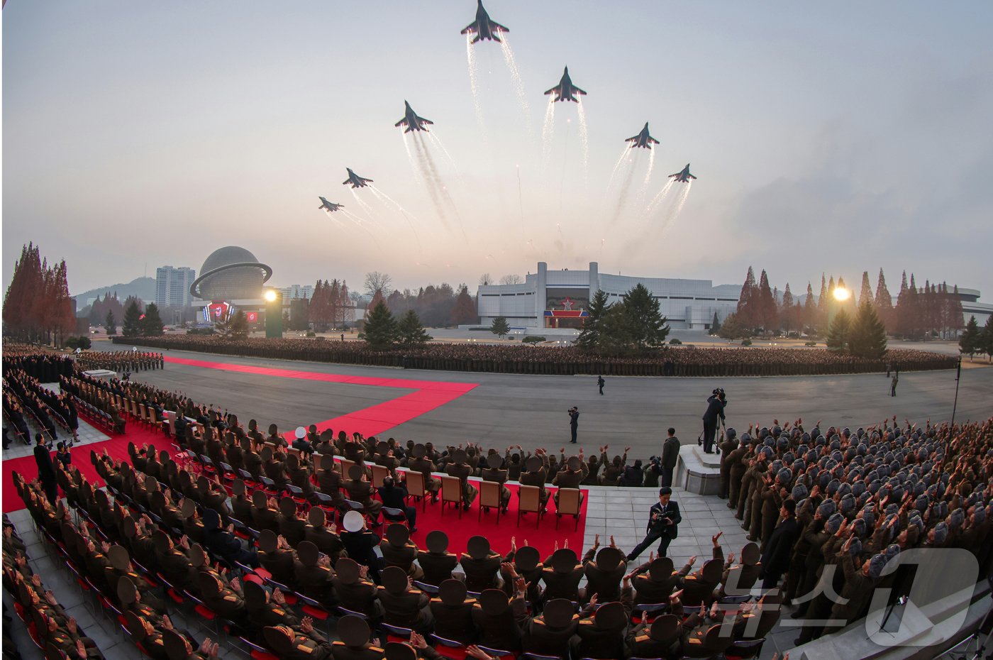 본문 이미지 - 북한 노동당 기관지 노동신문은 22일 김정은 당 총비서가 지난 21일 열린 무장장비전시회 &#39;국방발전 2024&#39; 개막식에서 앞으로 마주하게 될 안보 위협들에도 &#34;주동적으로 대처해나갈 수 있는 능력과 안전 담보를 확고히 가지고 있음을 확신한다＂며 국방력을 과시했다. [국내에서만 사용가능. 재배포 금지. DB 금지. For Use Only in the Republic of Korea. Redistribution Prohibited] rodongphoto@news1.kr