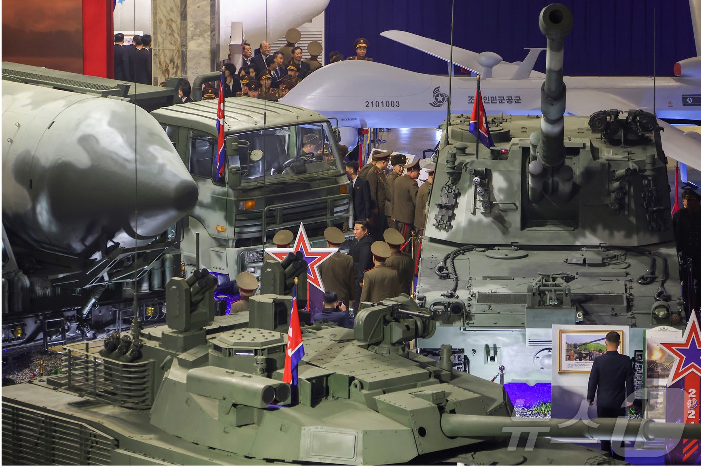 본문 이미지 - (평양 노동신문=뉴스1) = 북한 노동당 기관지 노동신문은 22일 김정은 당 총비서가 지난 21일 열린 무장장비(무기) 전시회 '국방 발전 2024' 개막식에서 앞으로 마주하게 될 안보 위협들에도 "주동적으로 대처해나갈 수 있는 능력과 안전 담보를 확고히 가지고 있음을 확신한다"며 국방력을 과시했다고 보도했다. [국내에서만 사용가능. 재배포 금지. DB 금지. For Use Only in the Republic of Korea. Redistribution Prohibited] rodongphoto@news1.kr