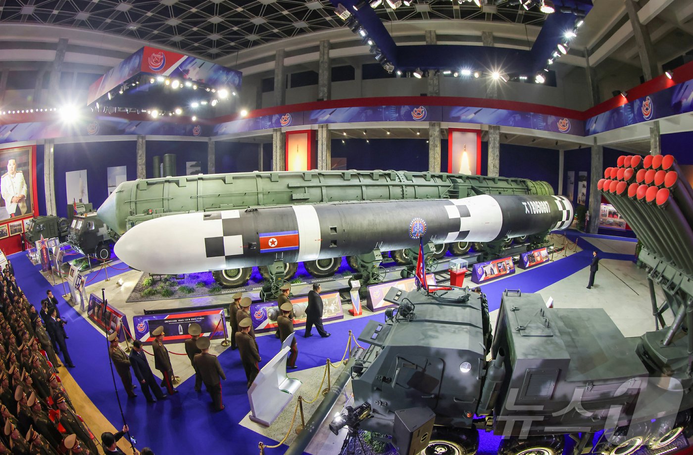 본문 이미지 - (평양 노동신문=뉴스1) = 북한 노동당 기관지 노동신문은 22일 김정은 당 총비서가 지난 21일 열린 무장장비(무기) 전시회 '국방 발전 2024' 개막식에서 앞으로 마주하게 될 안보 위협들에도 "주동적으로 대처해나갈 수 있는 능력과 안전 담보를 확고히 가지고 있음을 확신한다"며 국방력을 과시했다고 보도했다. [국내에서만 사용가능. 재배포 금지. DB 금지. For Use Only in the Republic of Korea. Redistribution Prohibited] rodongphoto@news1.kr