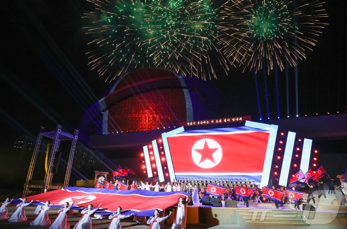 본문 이미지 - (평양 노동신문=뉴스1) = 북한 노동당 기관지 노동신문은 22일 김정은 당 총비서가 지난 21일 열린 무장장비 전시회 '국방발전 2024' 개막식에서 앞으로 마주하게 될 안보 위협들에도 "주동적으로 대처해나갈 수 있는 능력과 안전 담보를 확고히 가지고 있음을 확신한다"며 국방력을 과시했다. [국내에서만 사용가능. 재배포 금지. DB 금지. For Use Only in the Republic of Korea. Redistribution Prohibited] rodongphoto@news1.kr