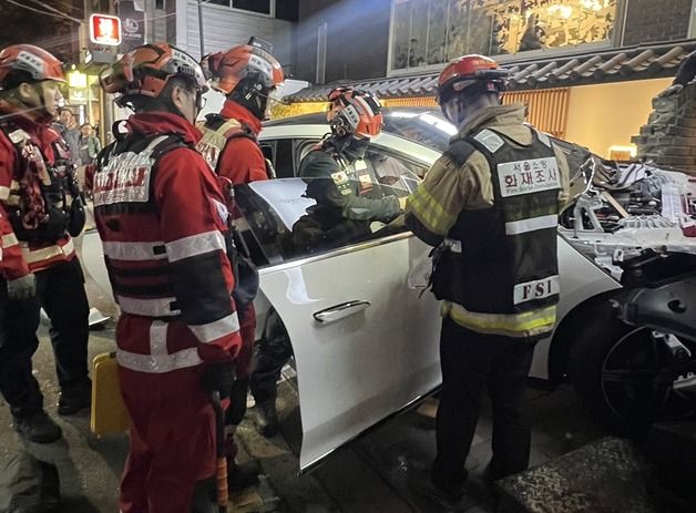 오토홀드 걸고 신발 갈아신다가…벤츠 전기차 식당으로 돌진