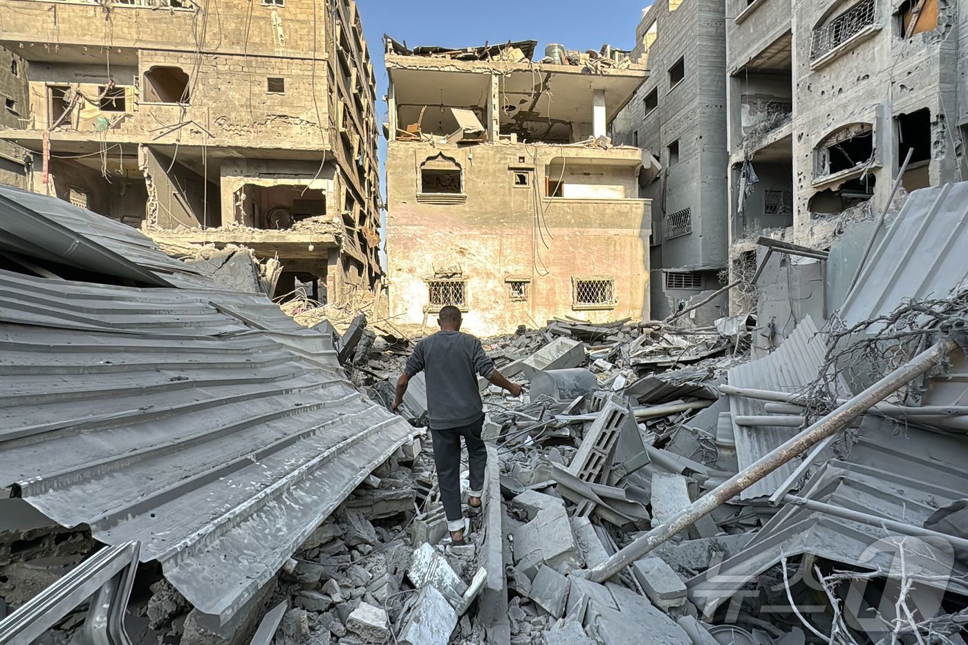 본문 이미지 - 21일&#40;현지시간&#41; 가자지구 북부 베이트 라히아에서 하마스와 전쟁 중인 이스라엘 군의 포격을 받아 폭삭 무너진 건물이 보인다. 2024.11.22 ⓒ AFP=뉴스1 ⓒ News1 우동명 기자